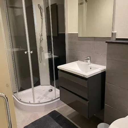 Charmant Appartement Met Terras En Parkeerplaats דירה