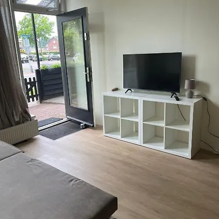 Charmant Appartement Met Terras En Parkeerplaats דירה