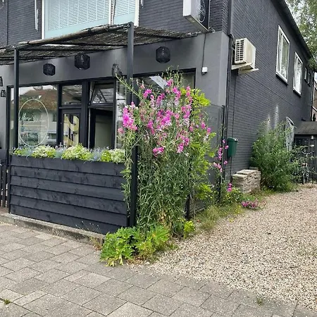 Charmant Appartement Met Terras En Parkeerplaats אפלדורן